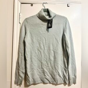 Sky blue Bloomingdale’s cashmere turtleneck sweater
